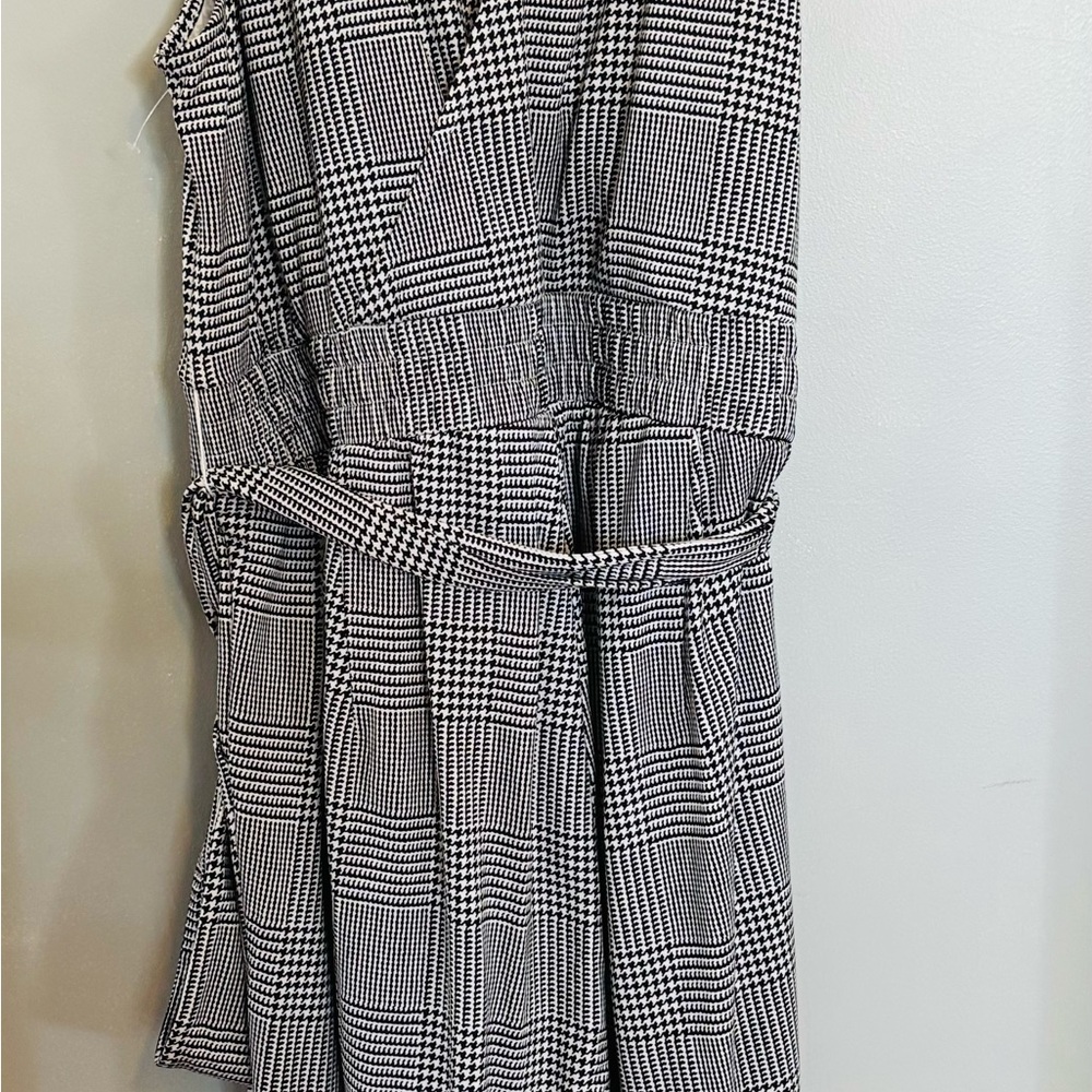 Black and White Sleeveless V-Neck Sheath Dress